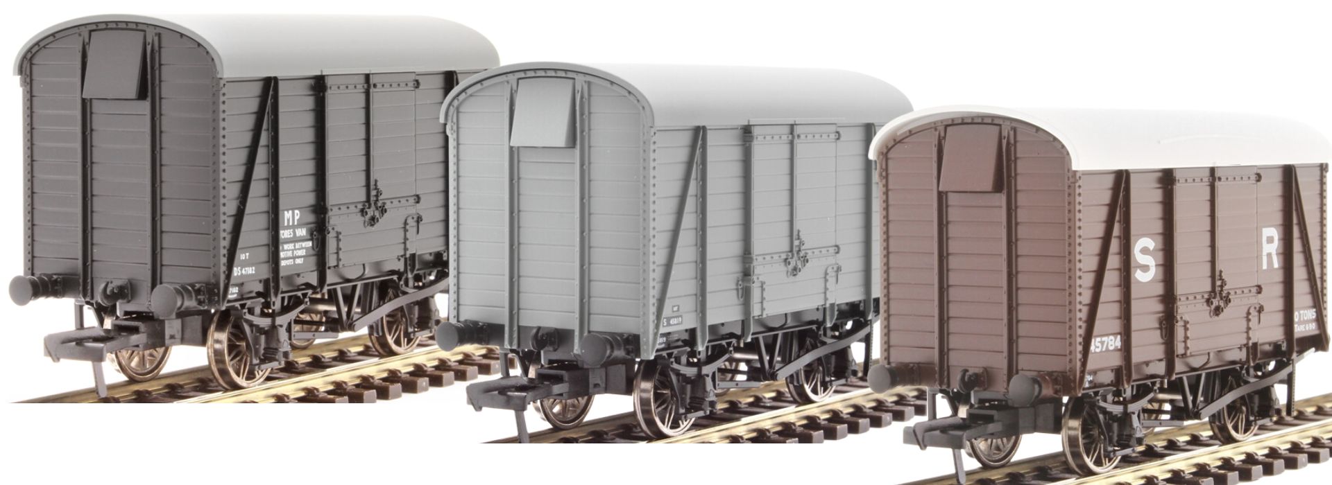 Rapido Trains UK OO Gauge (1:76 Scale) 10 ton Goods Van SECR