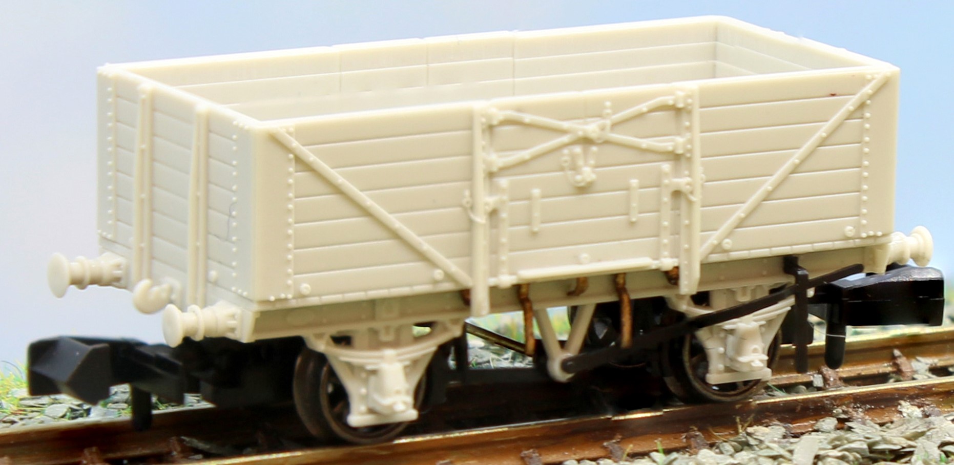 Rapido Trains UK N Gauge SECR 5 and 7 plank wagons
