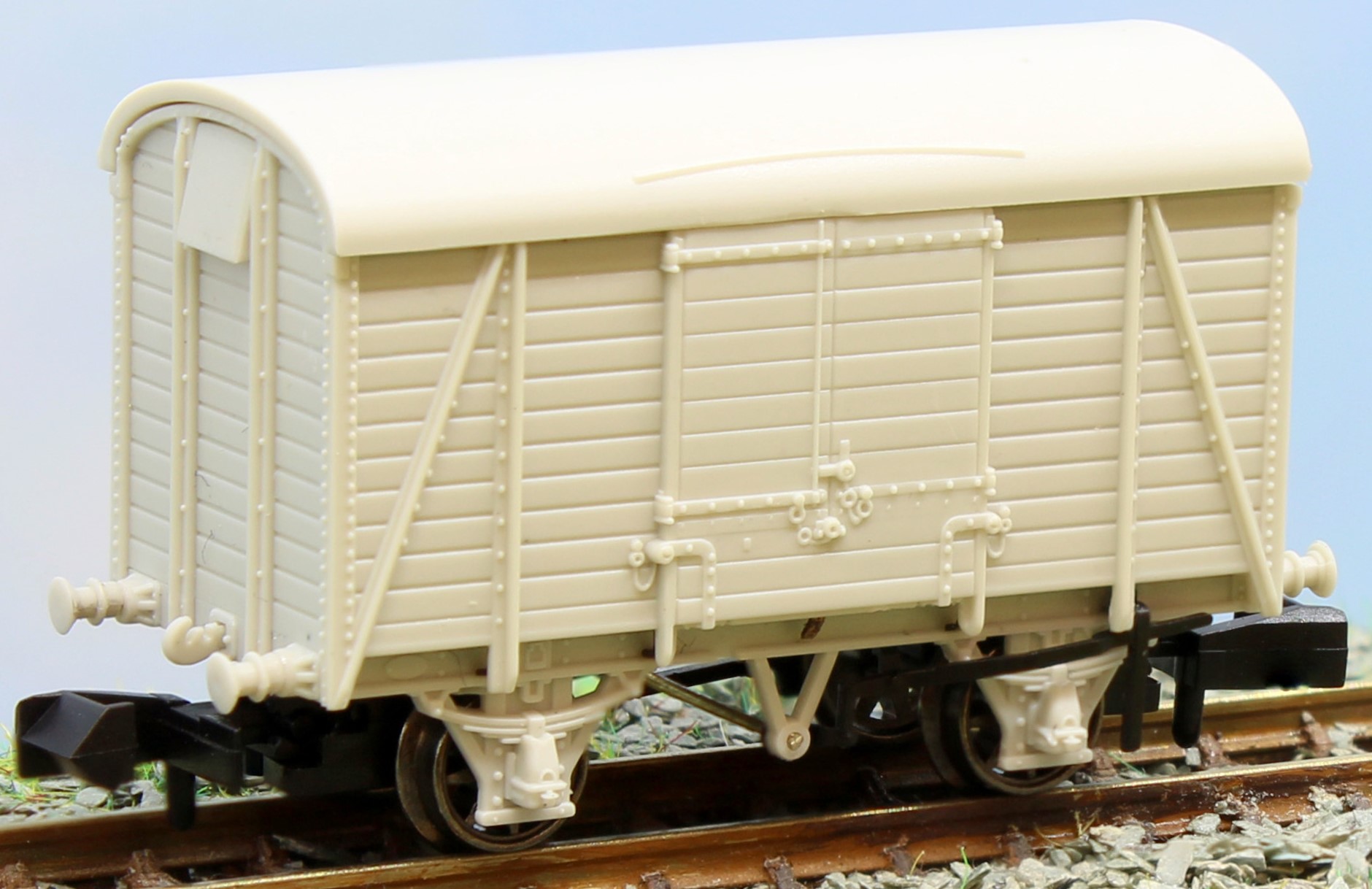 Rapido Trains UK N Gauge 10 ton Goods Van SECR
