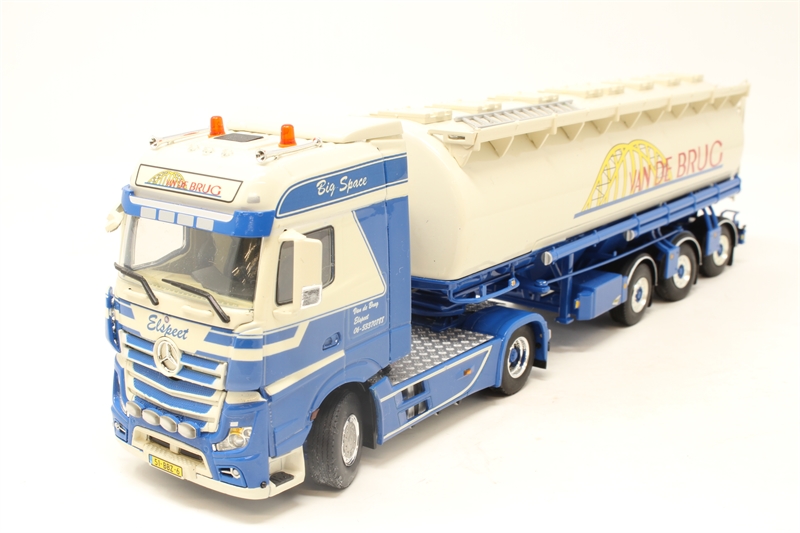 WSI Models 01-1379 Mercedes-Benz Actros MP4 with trailer 