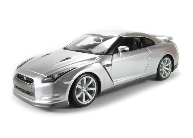 Bburago 18-11030SL Nissan GT-R (2009) - Silver - Hattons