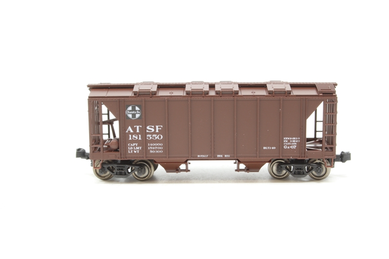 Kato 186-0102 2-bay 70t covered hopper of the Santa Fe