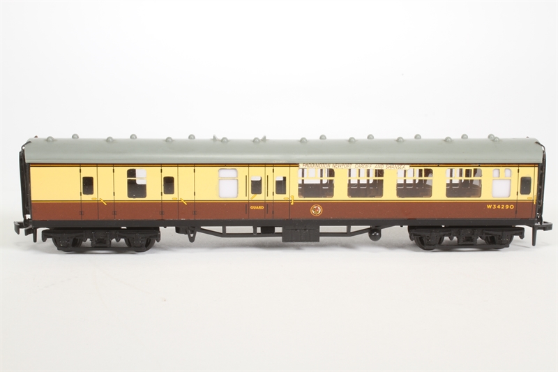 Hornby Dublo 2021Dublo 'The Red Dragon' Passenger Set - Hattons