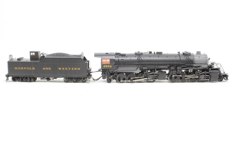 Life-Like HO scale EMD SD60M diesel locomotive is a heavy hauler