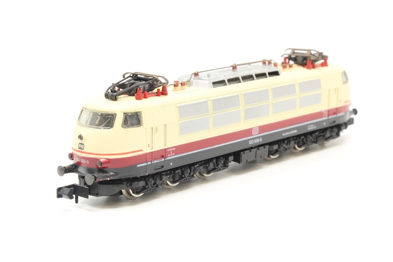 Arnold 2350Arnold Class BR 103 109-5 of the DB in TEE Red and Cream