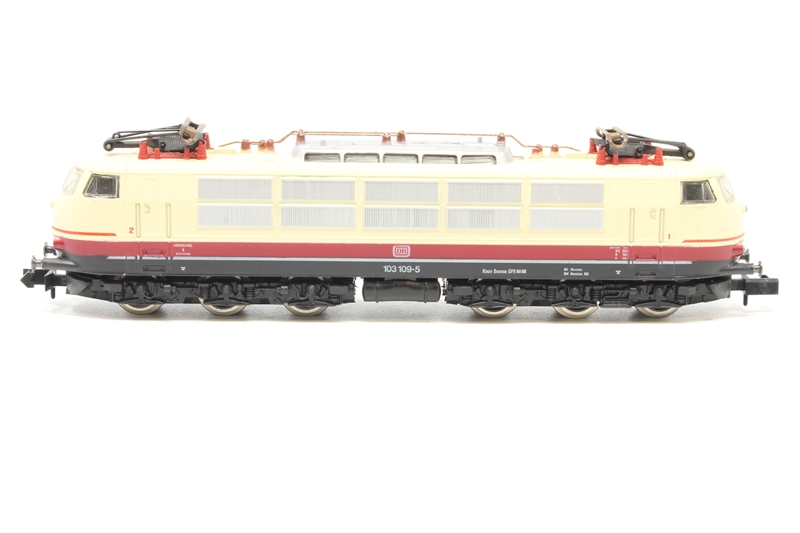 Arnold 2350Arnold Class BR 103 109-5 of the DB in TEE Red and Cream