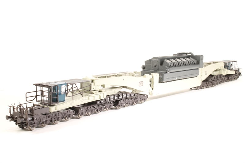 Trix 24019Trix 24-Axle 'Schnabel' Well Wagon with Engine - Hattons