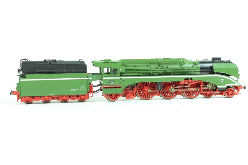Roco 36025 BR18 4-6-2 18201 in DB Green