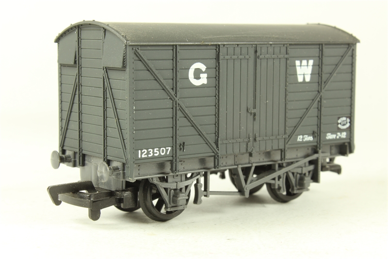 Mainline OO 12 ton Goods Van GWR (1981)