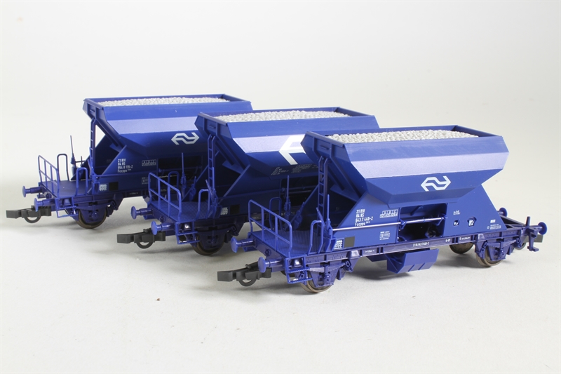 Roco 44037 Pack of Three Self-Unloading Limestone Wagons