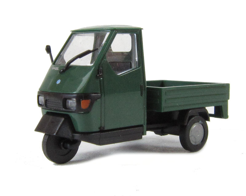 Busch 48450BUS Piaggio Ape 50 in green HO scale - Hattons