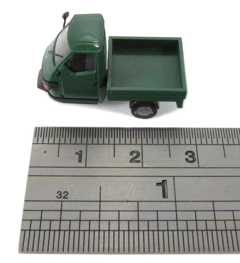 Busch 48450BUS Piaggio Ape 50 in green HO scale - Hattons
