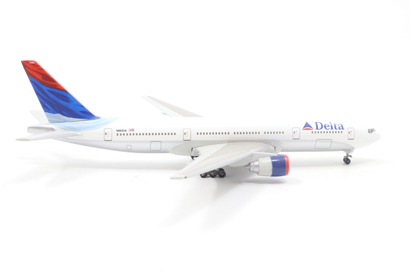 Herpa 512206 Boeing 777-200 Delta Air Lines N866DA - Hattons