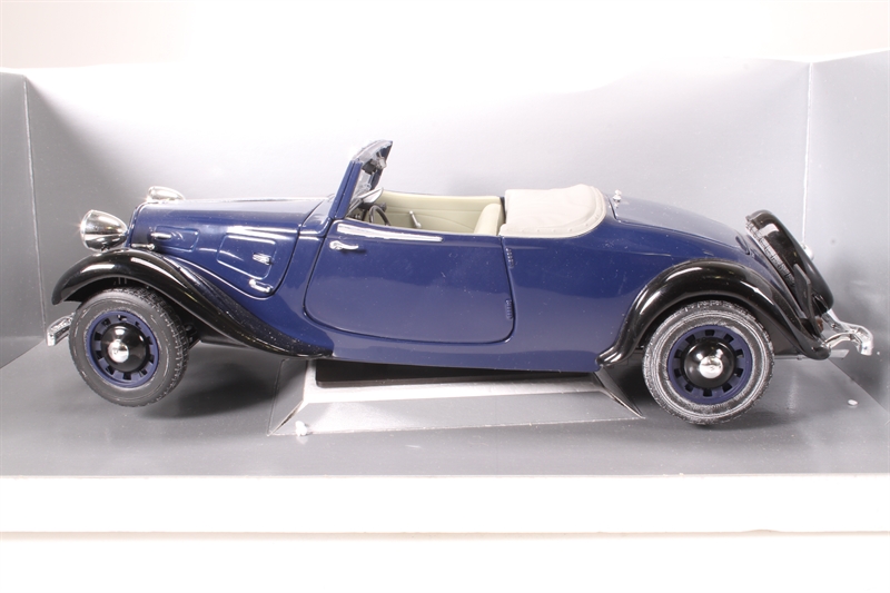 1938 Citroën Traction 11 BL Cabriolet: black color with red leather - All PYRENEES
