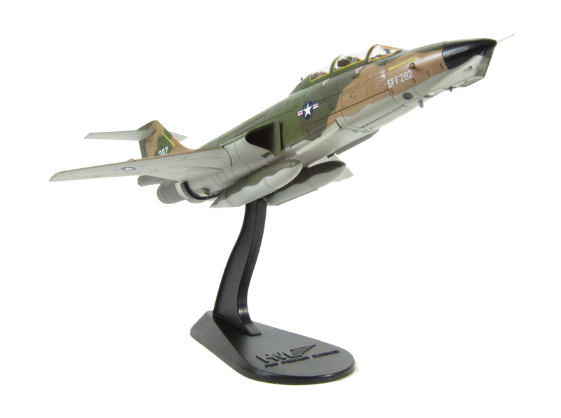 Hobby Master HA3703 McDonnell RF-101B Recon Voodoo United - Hattons