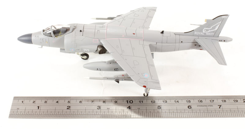 Hobby Master HA4102 Sea Harrier FA.2 Royal Navy ZD615/OEU-712 No 899