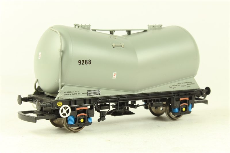 Hornby R6160A VEE tank wagon VEE in BR