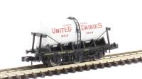 6-wheel milk tank "United Dairies" - 44018