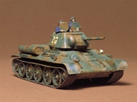 35059 T34/76-1943 production model Russian Tank with 2 figures.