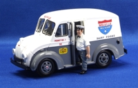 43-011 Divco Delivery Truck with Milkman and Carrier, Melville Dairy