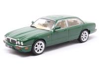 4641113 Jaguar XJ8 in green