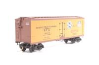 47060-18985 40' wood sheathed horizontal brake wheel reefer of the Pacific Fruit Express - bcr, orange sides 18985