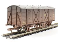 GWR 'Fruit D' van in GWR brown with shirtbutton emblem - 2881 - weathered