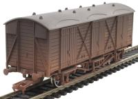 GWR 'Fruit D' van in GWR brown with shirtbutton emblem - 2873 - weathered
