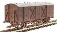 GWR 'Fruit D' van in GWR brown with shirtbutton emblem - 2871 - Weathered