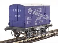 Conflat 'H7' flat wagon in GWR grey - 39330 with container in LNER blue "LNER Removals" - weathered