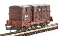 Conflat 'P' flat wagon in BR bauxite with Type A and BD containers in BR bauxite - B933601