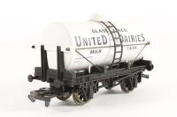 12T Tank Wagon - 'United Dairies' - Buffers special edition