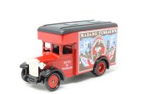 DG16018 Dennis Parcels van Madame Tussaud's