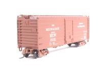 FVM9002-4 Long Rib Box Car 21182 in Milw Road Hiawatha livery