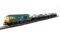 Class 35 Hymek diesel trainpack D7099 in BR blue and 6 x silver 6 wheel milk tank wagons (all weathered)