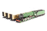 Train Pack, featuring Class B17 4-6-0 'Manchester United' in LNER Green & 3 LNER Coaches- Key Publishing special edition