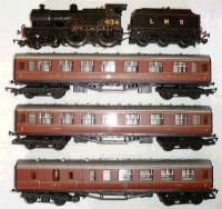 Trainpack with class 2P 4-4-0 & tender loco in LMS black and 3 LMS Stanier type steel coaches