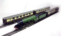 Queen of Scots train pack with Class A1 4-6-2 2569 "Gladiateur" in LNER green with 3 Pullman cars