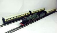 "Cheltenham Flyer" train pack with Castle 4-6-0 "Tregenna" loco and 3 GWR coaches