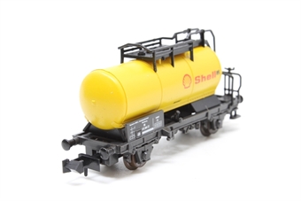 2-axle Oil tank car of Shell Oil - yellow and black 572 509