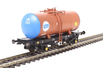 4-wheel B tank UM205 in United Molasses brown livery with blue barrel ends