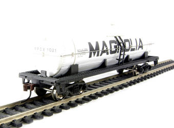 American 40' single dome tank wagon in Magnolia livery