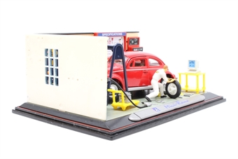 Mini Rama - VW Beetle in workshop scene