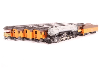 Chippewa Hiawatha Train Pack consisting of 4-6-2 Steam Loco #6139 and 4 Carriages in Milwaukee Road Livery
