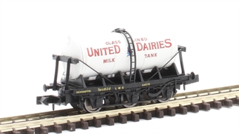 6-wheel milk tanker "United Dairies" - 44018