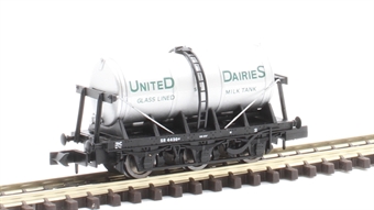 6-wheel milk tanker "United Dairies" - 4430