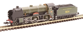 Class V 'Schools' 4-4-0 924 "Haileybury" in SR olive green - Digital fitted