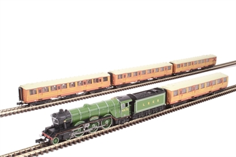 Class A1 4-6-2 4472 "Flying Scotsman" in LNER apple green with four Gresley teak coaches - DCC and light bars fitted