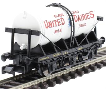 6-wheel milk tanker "United Dairies"