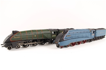Class A4 Mallard Presentation 2 pack of Class A4 4-6-2 Locomotives - Locomotive A) - Class A4 4-6-2 Locomotive 4468 'MALLARD' in LNER Blue Livery with Valances - Locomotive B) - Class A4 4-6-2 Locomotive 60022 'MALLARD' in BR Green Livery with Late Crest 